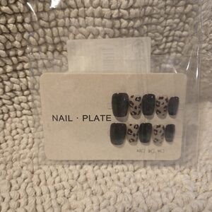 Press-On Nail Set with Leopard Accent - Black & Beige